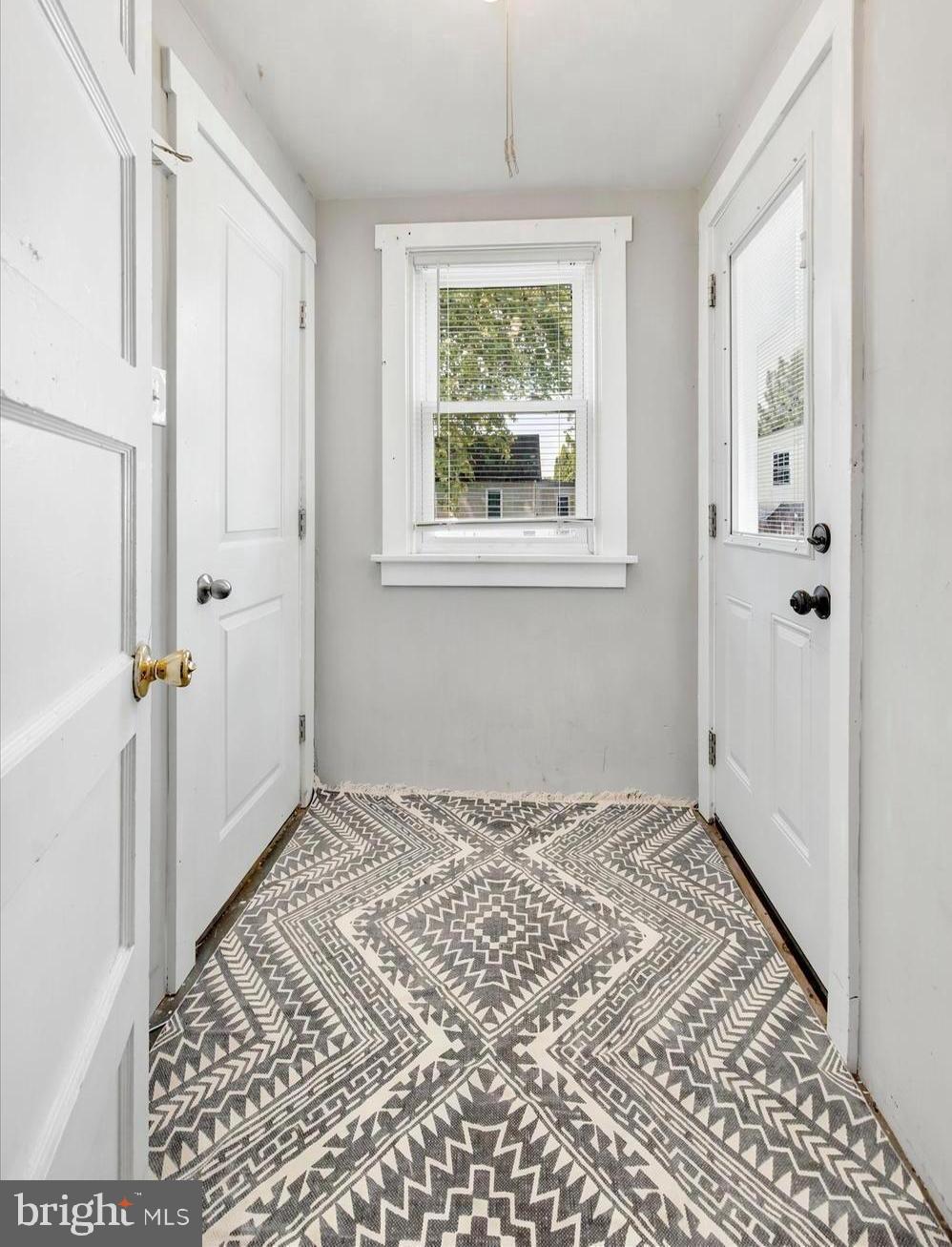 LARCHMONT SQ - Residential