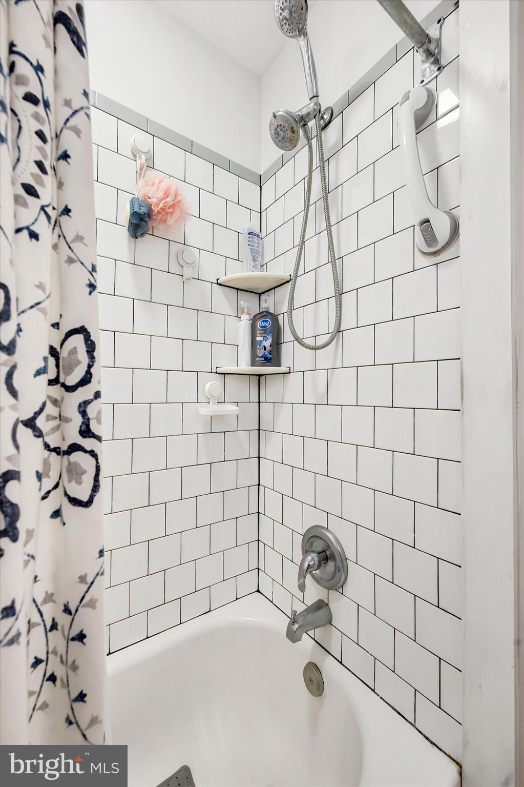 LARCHMONT SQ - Residential