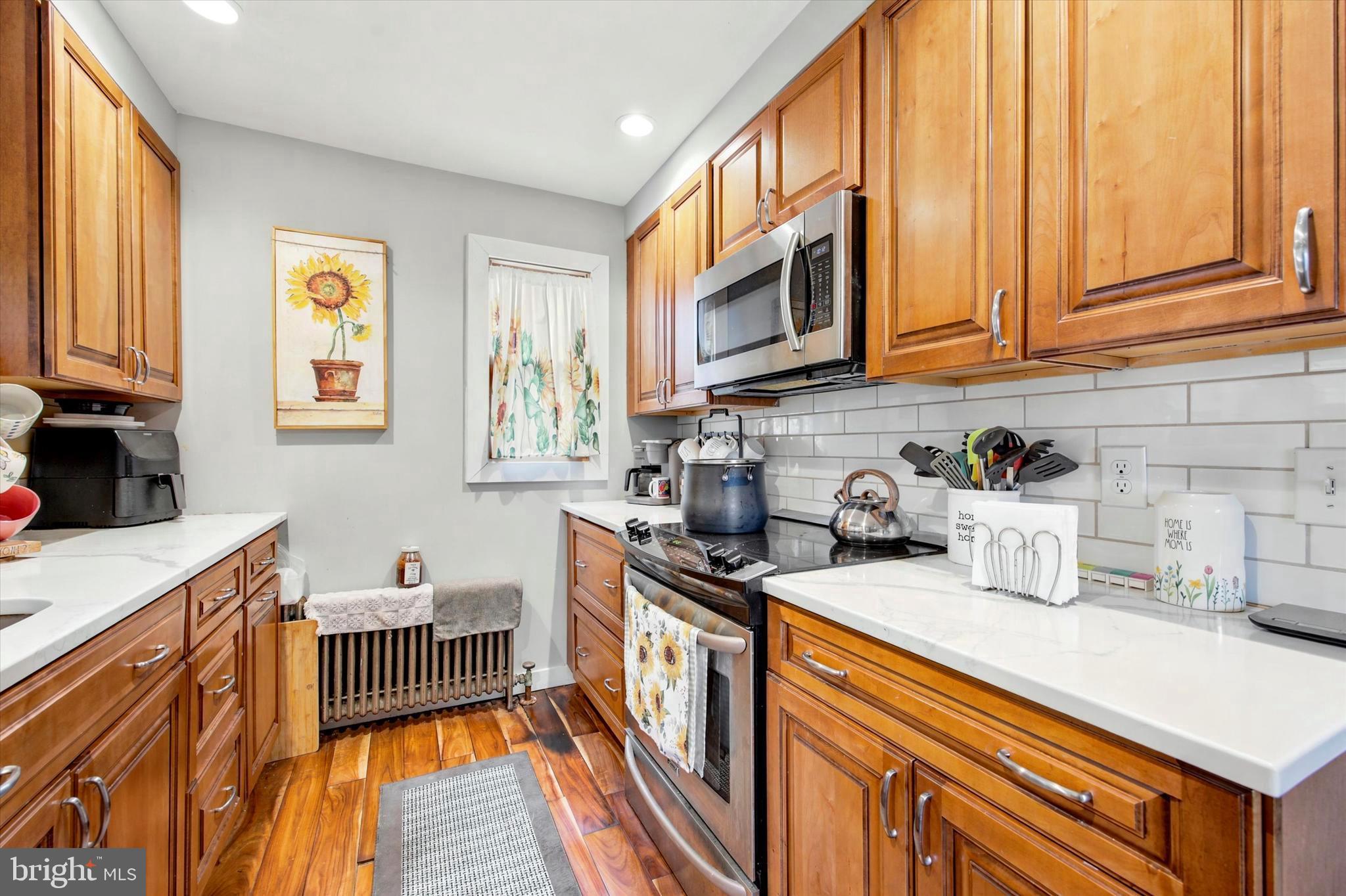 LARCHMONT SQ - Residential