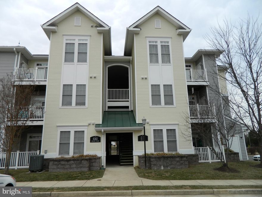 ONE Bedroom TOP Floor Condo with CATHEDRAL CEILINGS * EASY walk to LIBRARY, POST OFFICE, BANK, GROCERY & RESTAURANTS * BEAUTIFUL GRANITE Kitchen COUNTERS with BREAKFAST BAR * PULL OUT SLIDING SHELVES in LOWER cabinets & 42 inch UPPER cabinets * Washer & Dryer * BALCONY * Ceiling FAN * HARDWOODS in KITCHEN & FOYER * 2 LARGE CLOSETS Bedroom CLOSETS * Unassigned Parking *