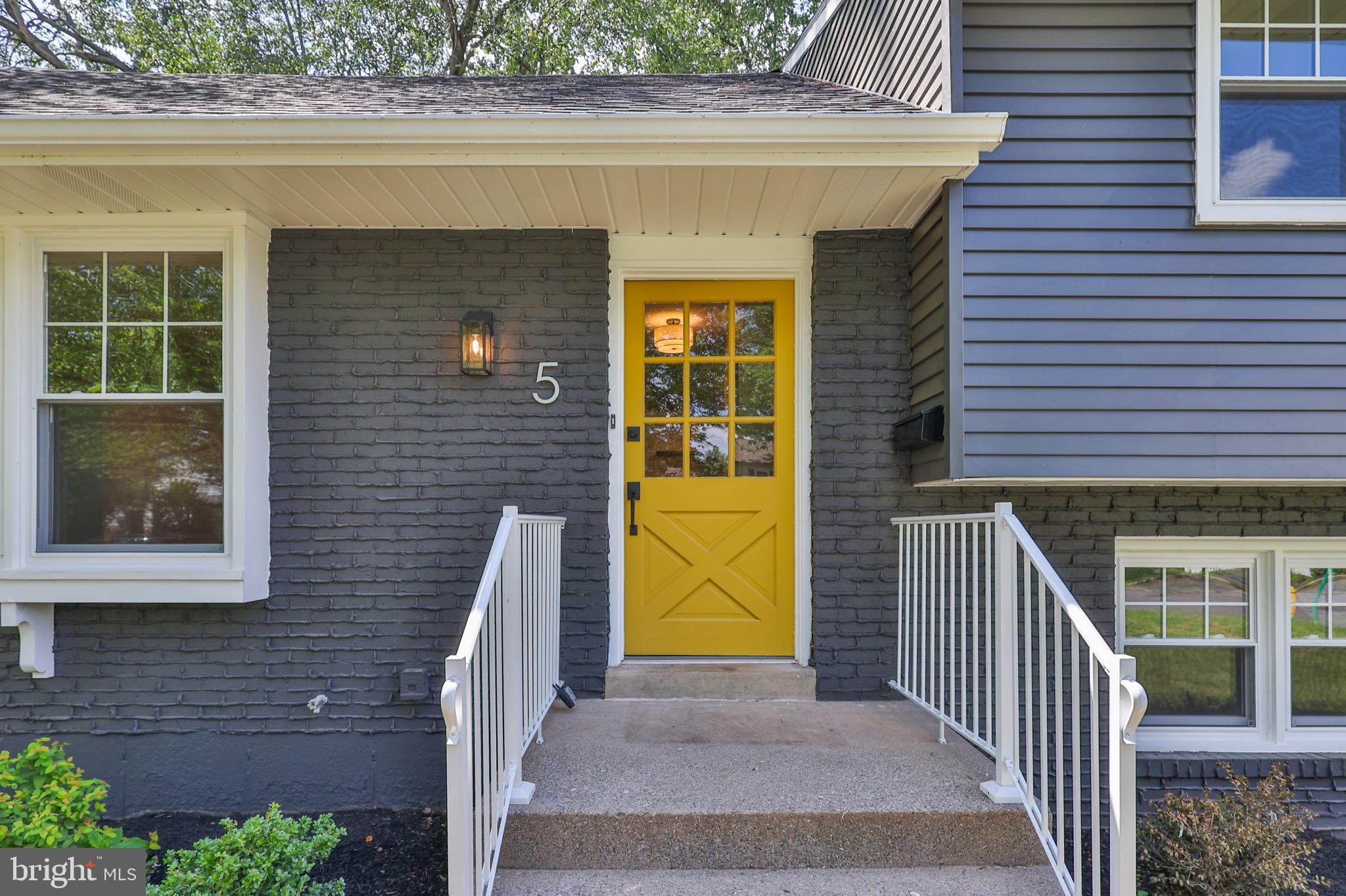 5 W CHEROKEE STREET