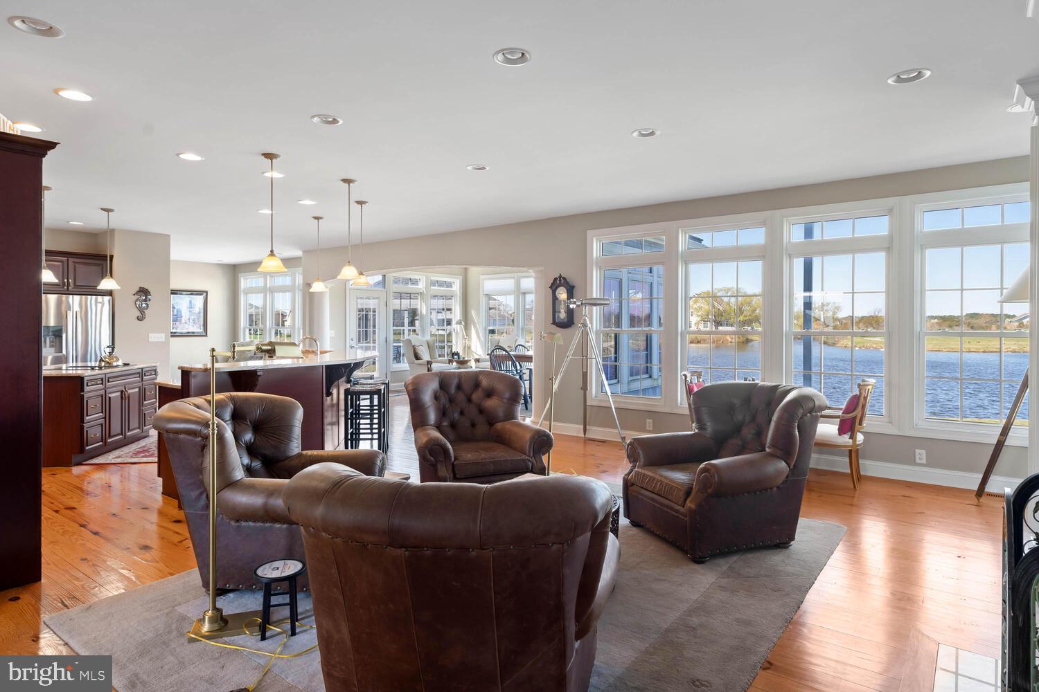 LIGHTHOUSE SOUND - Residential