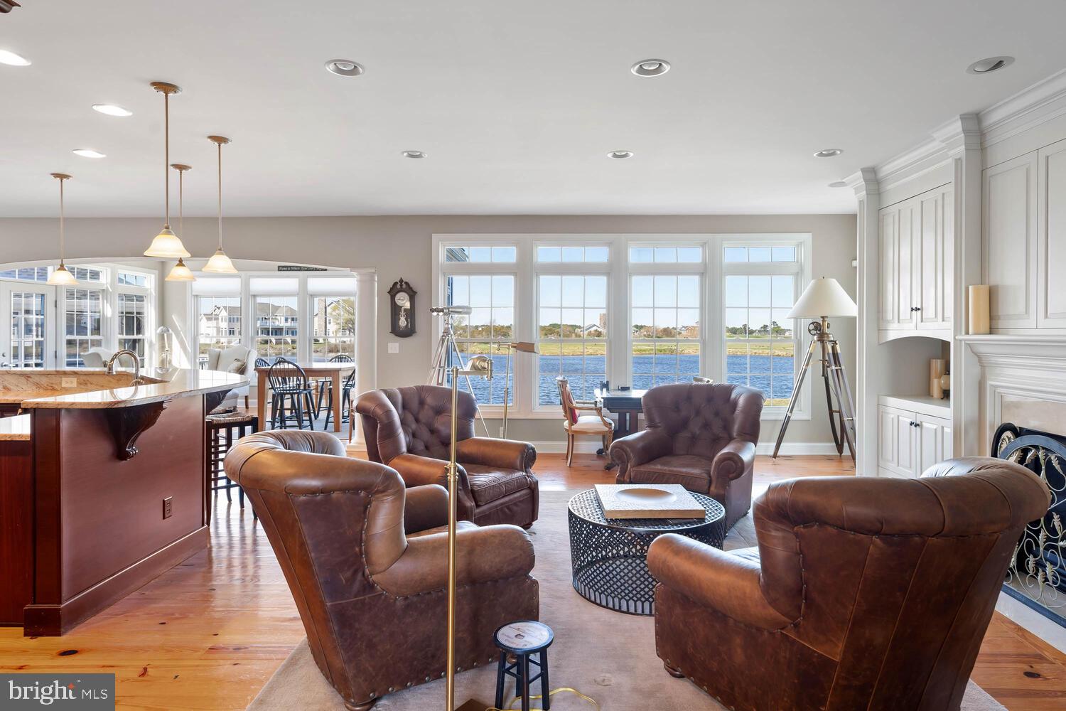 LIGHTHOUSE SOUND - Residential