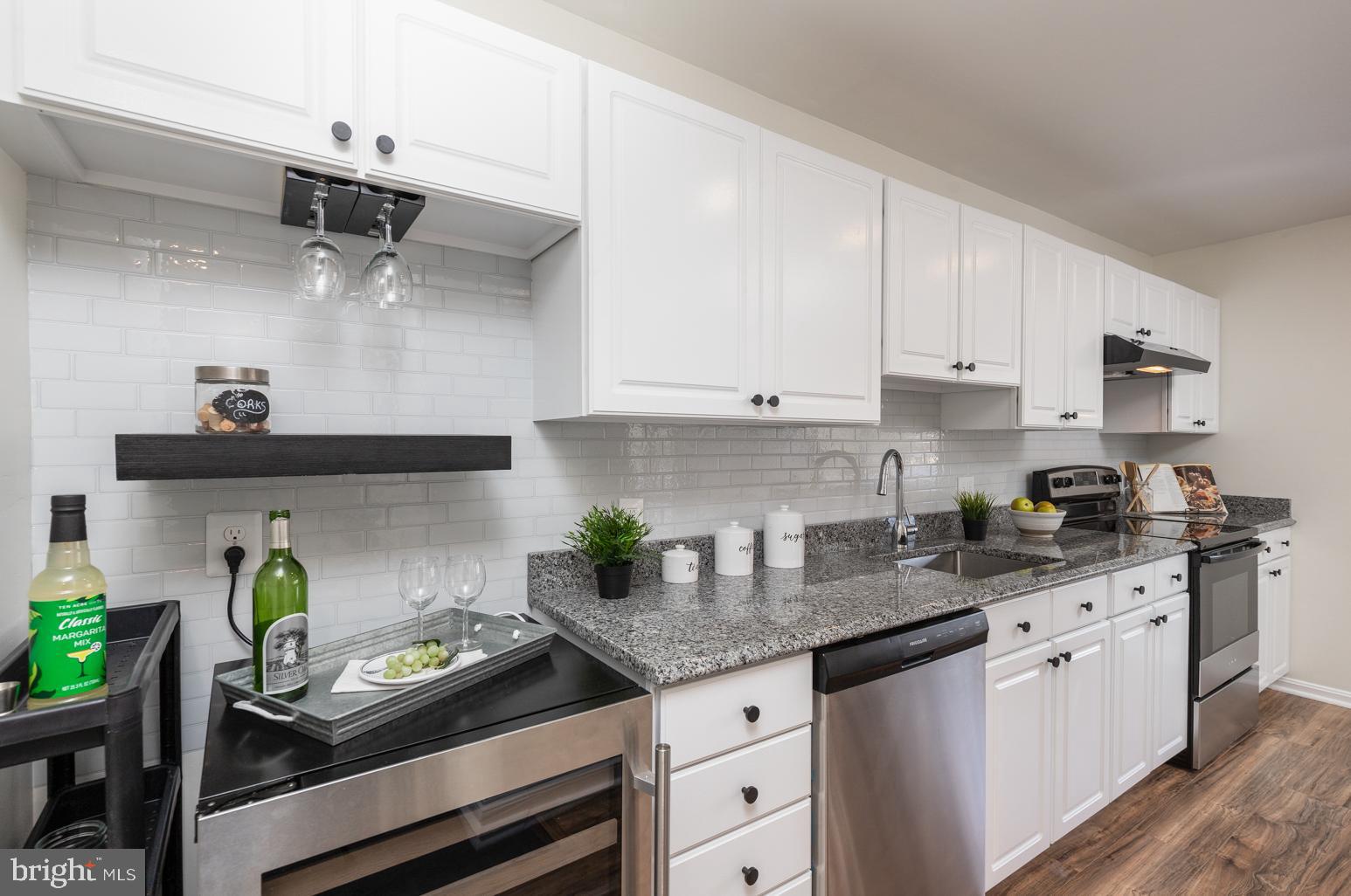 CONSTANT FRIENDSHIP - Residential