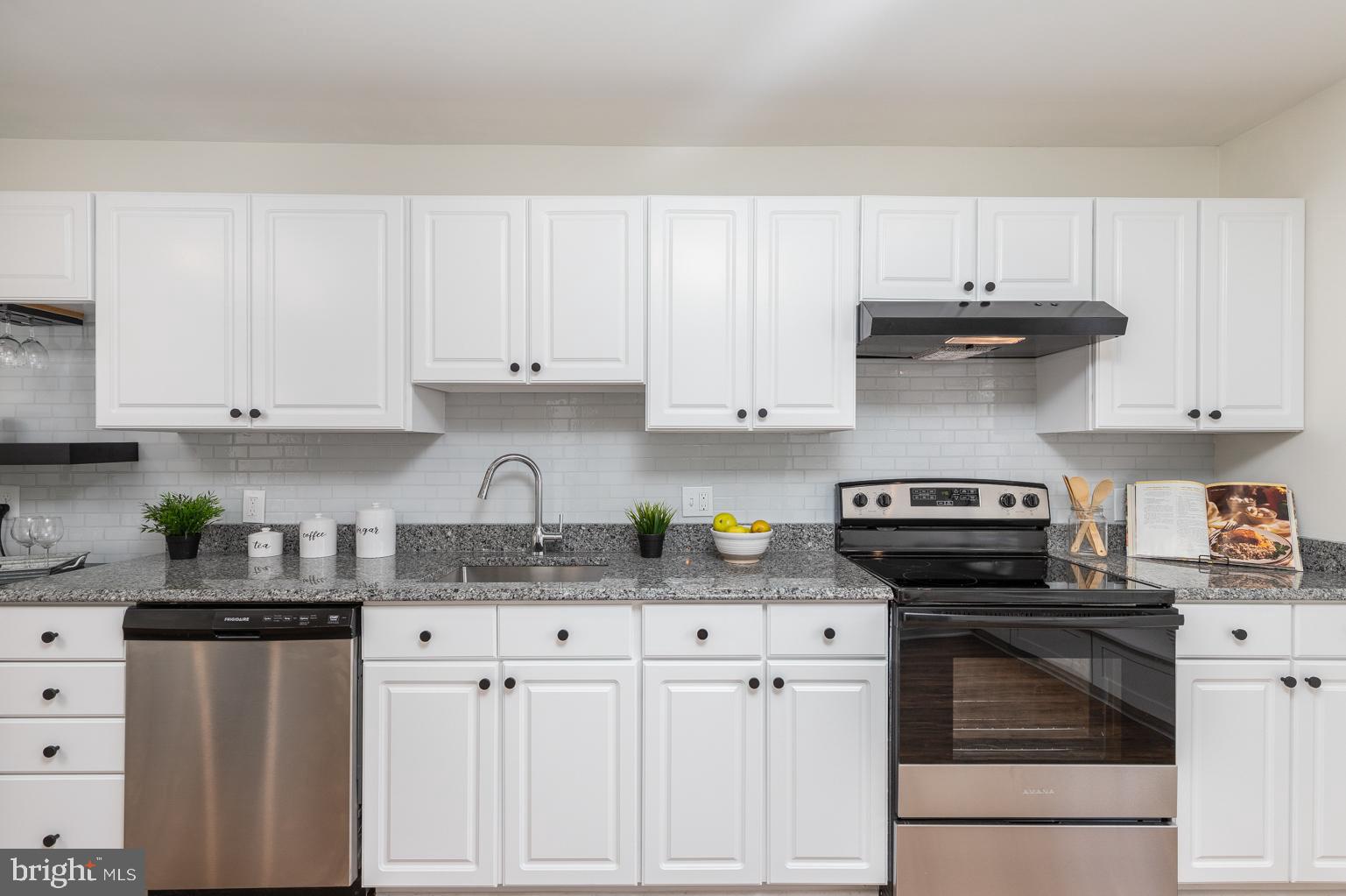 CONSTANT FRIENDSHIP - Residential