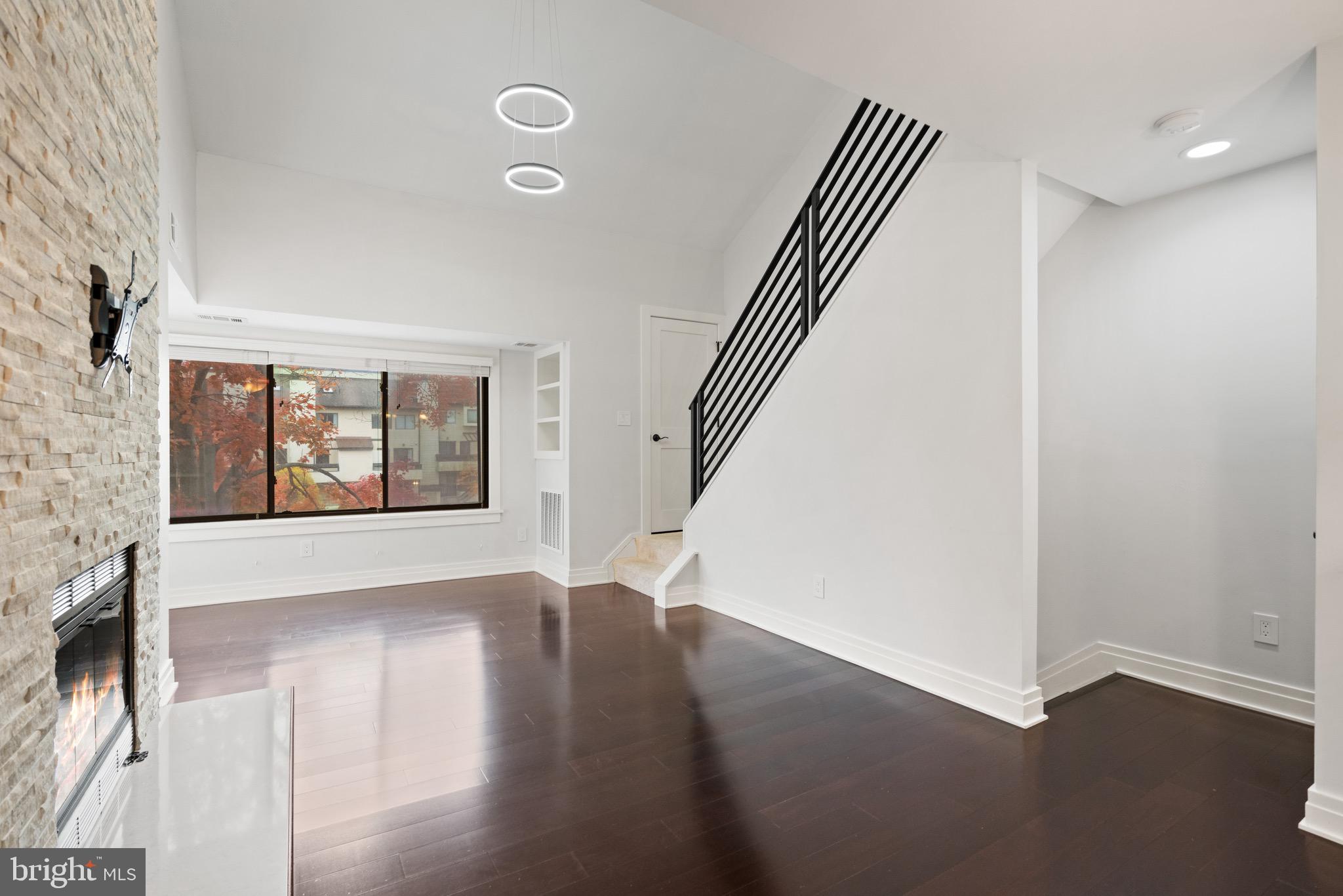 CHRISTOPHER COURT - Residential