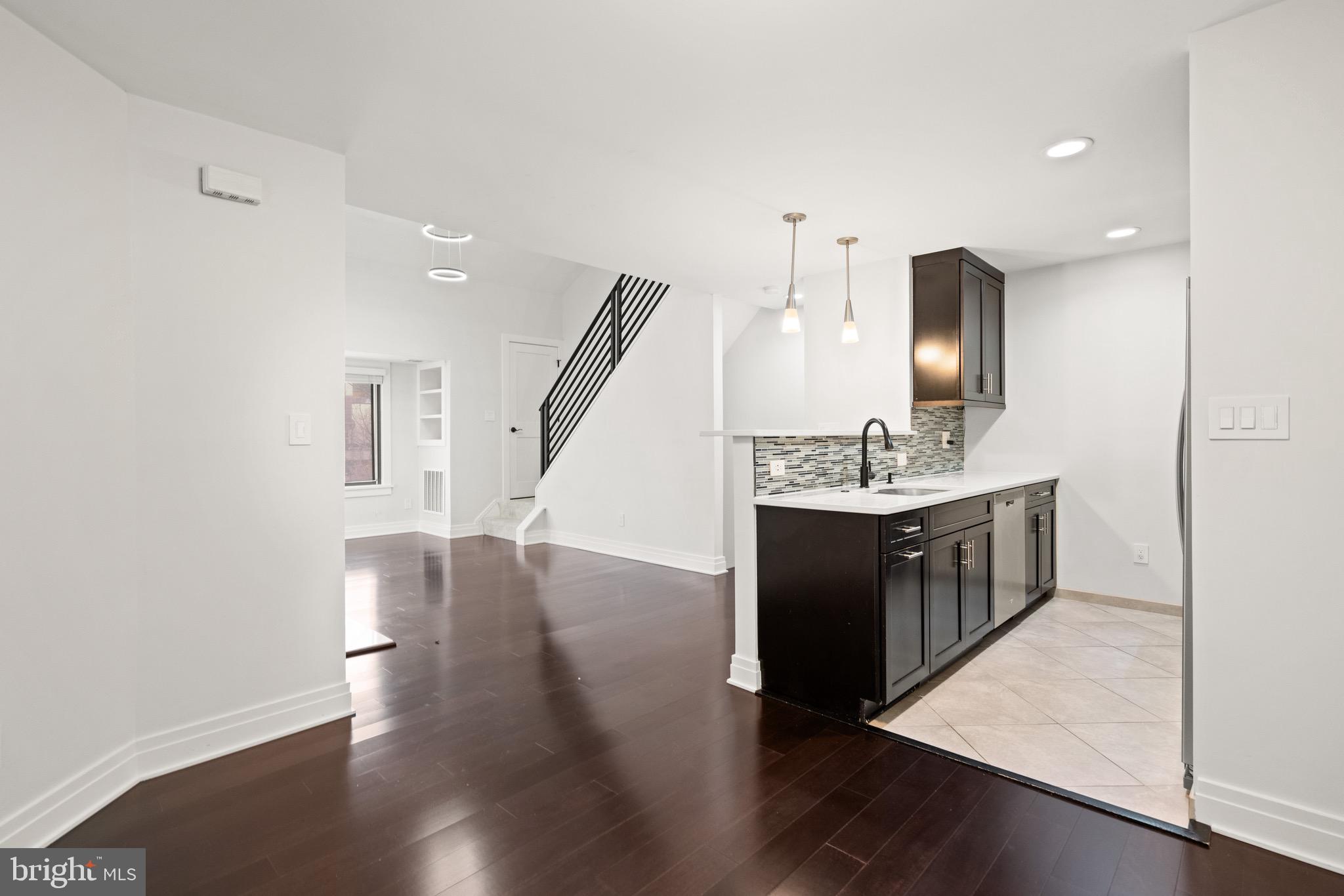 CHRISTOPHER COURT - Residential