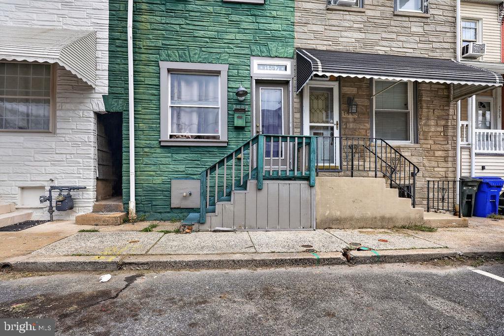 1557 MOSS STREET