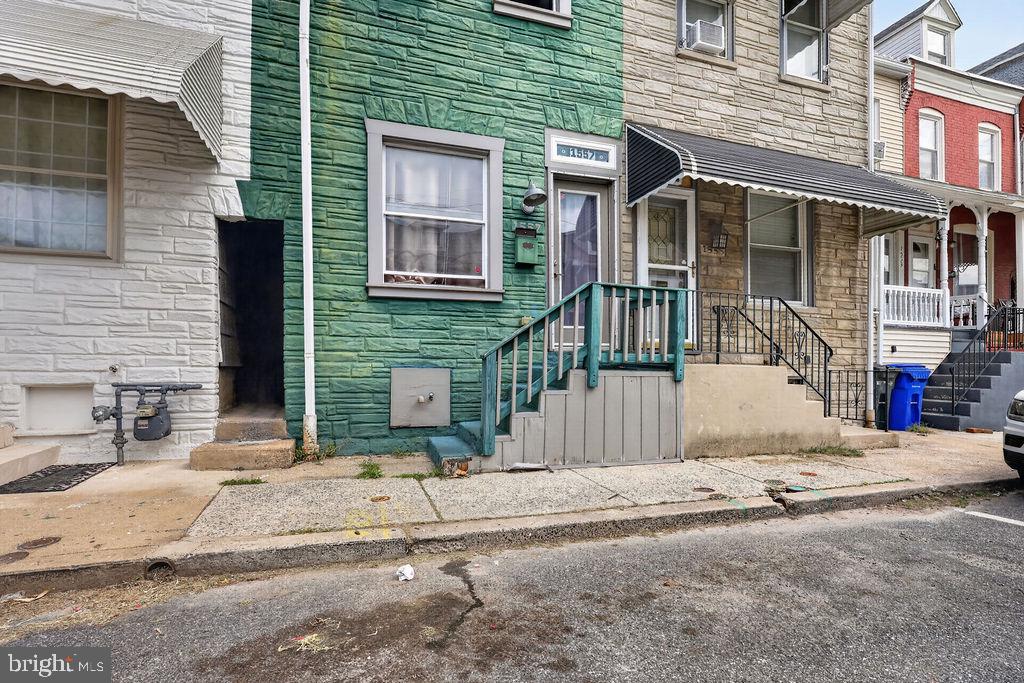 1557 MOSS STREET