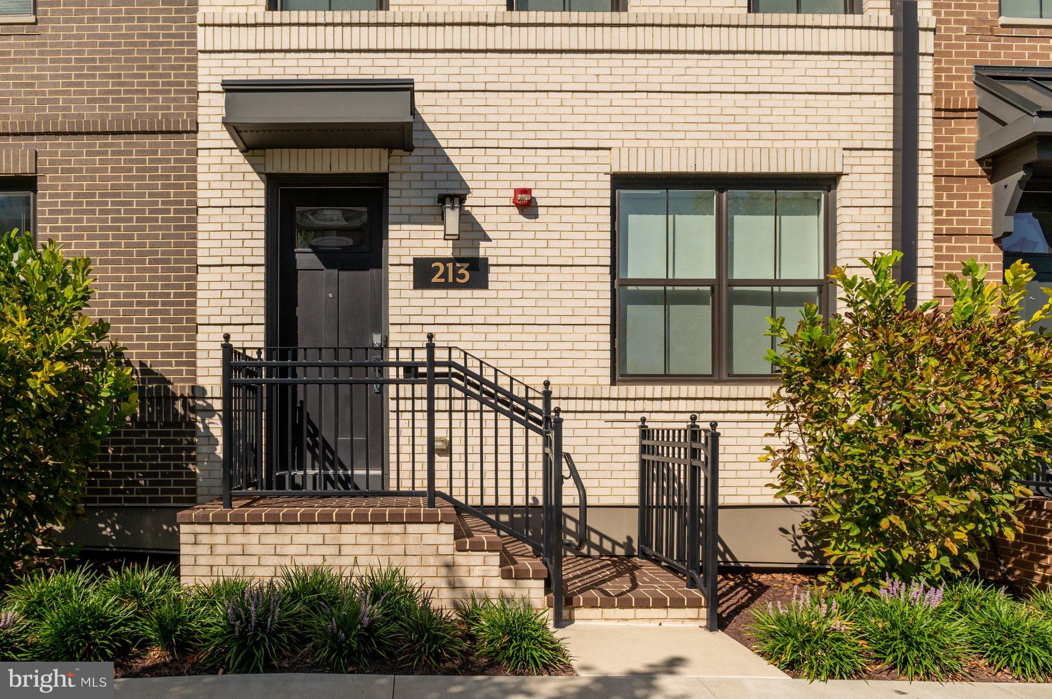 213 MONTGOMERY STREET