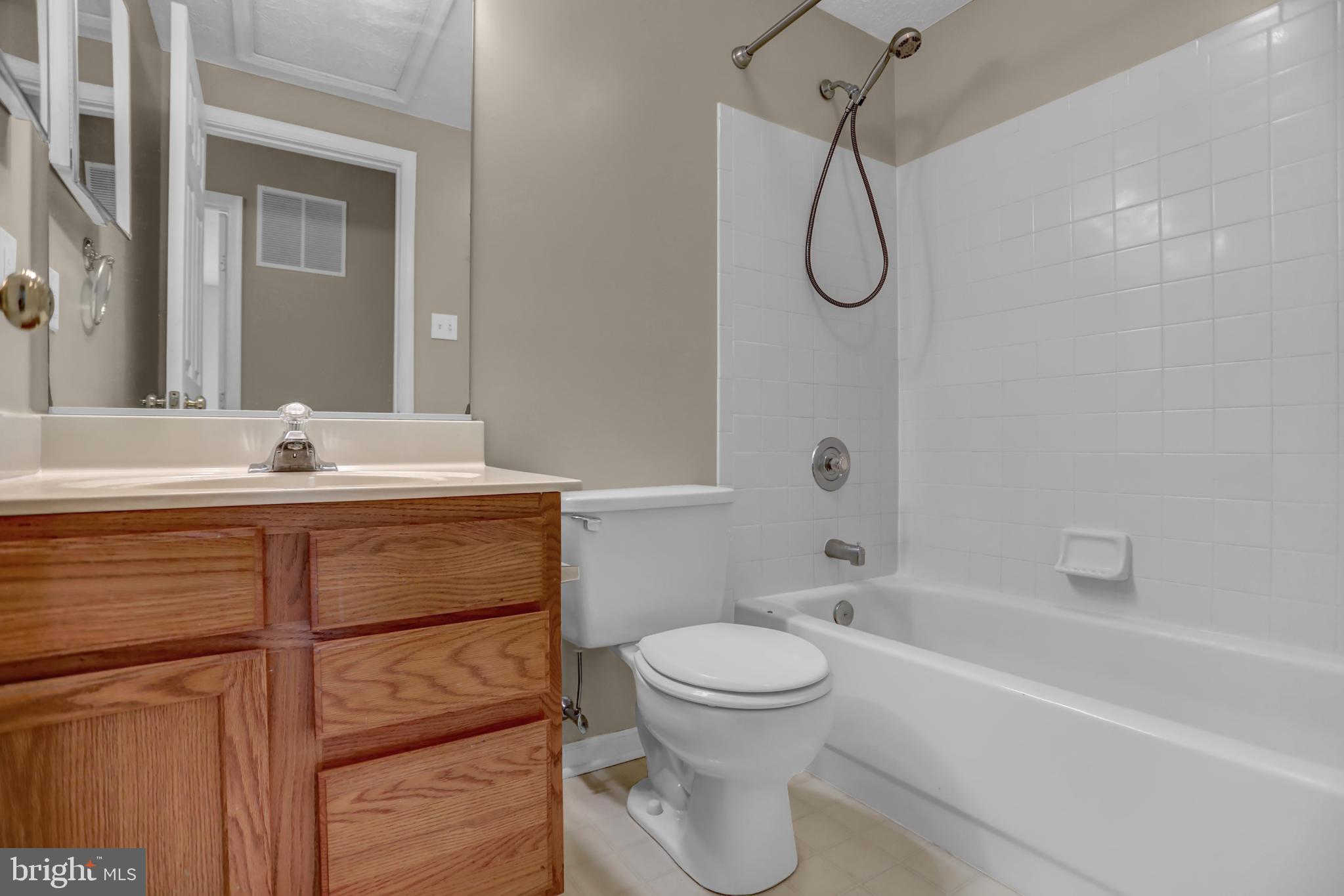 CONSTANT FRIENDSHIP - Residential Lease