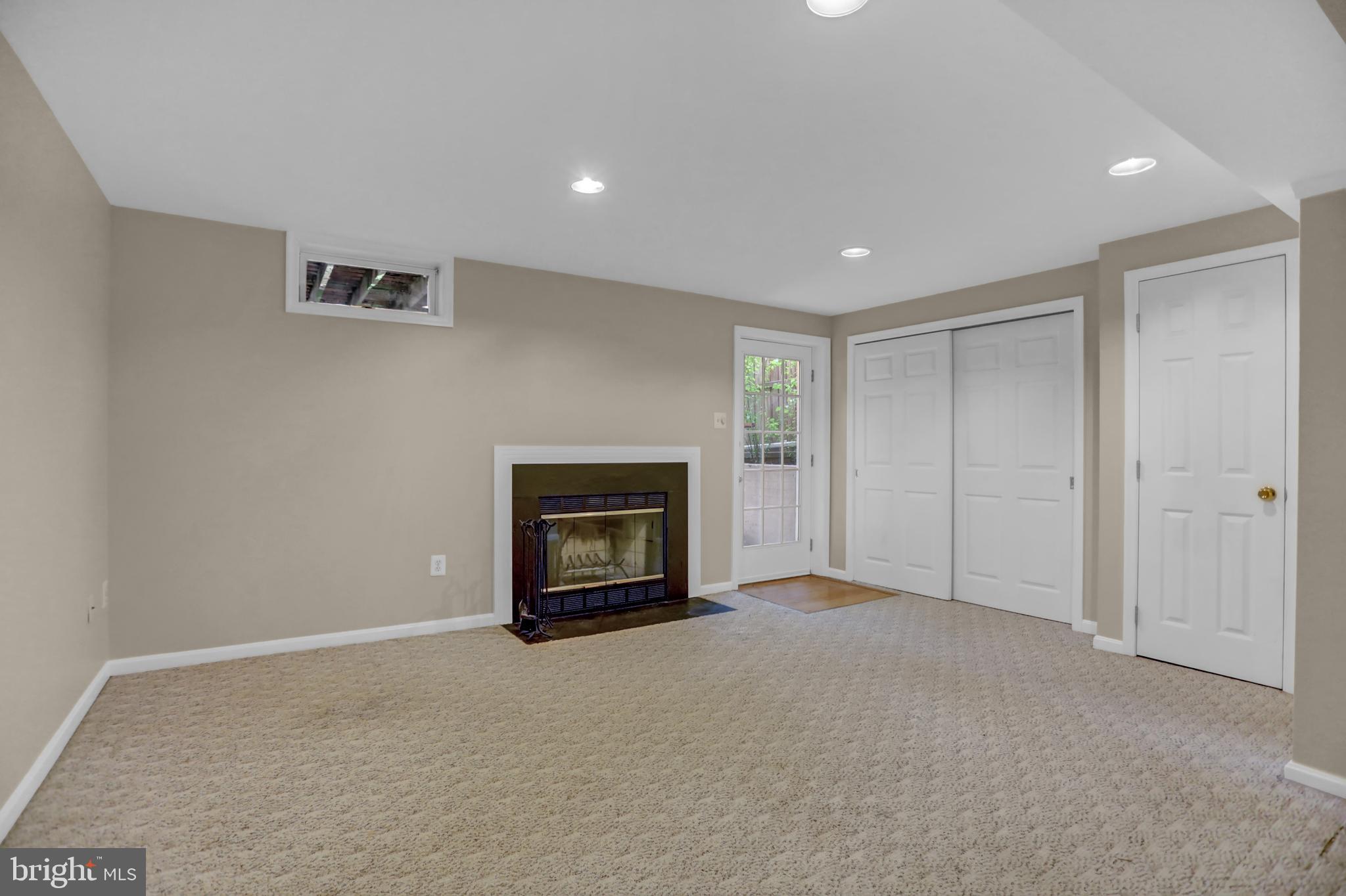 CONSTANT FRIENDSHIP - Residential Lease