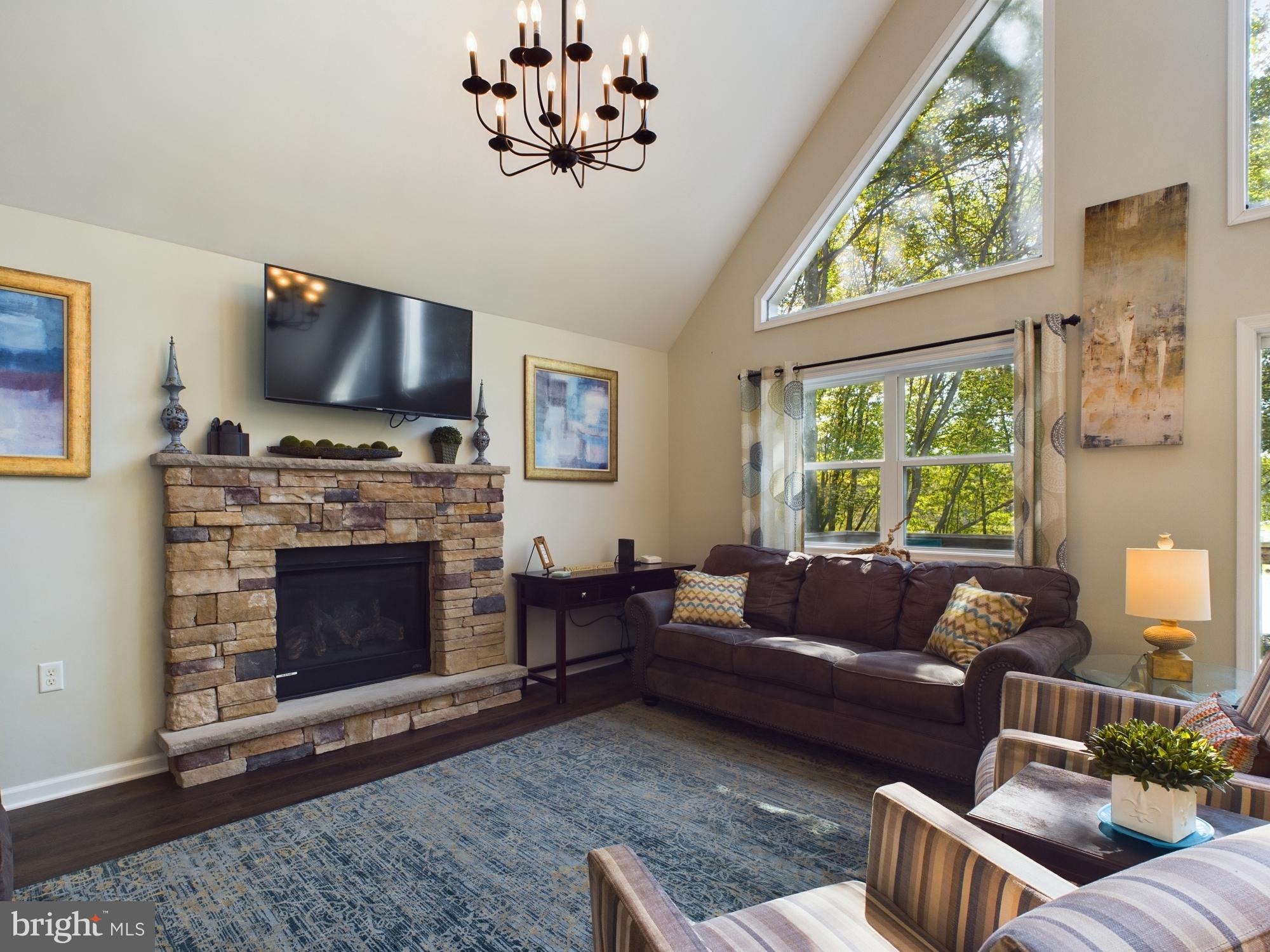 ARROWHEAD  LAKES - Residential