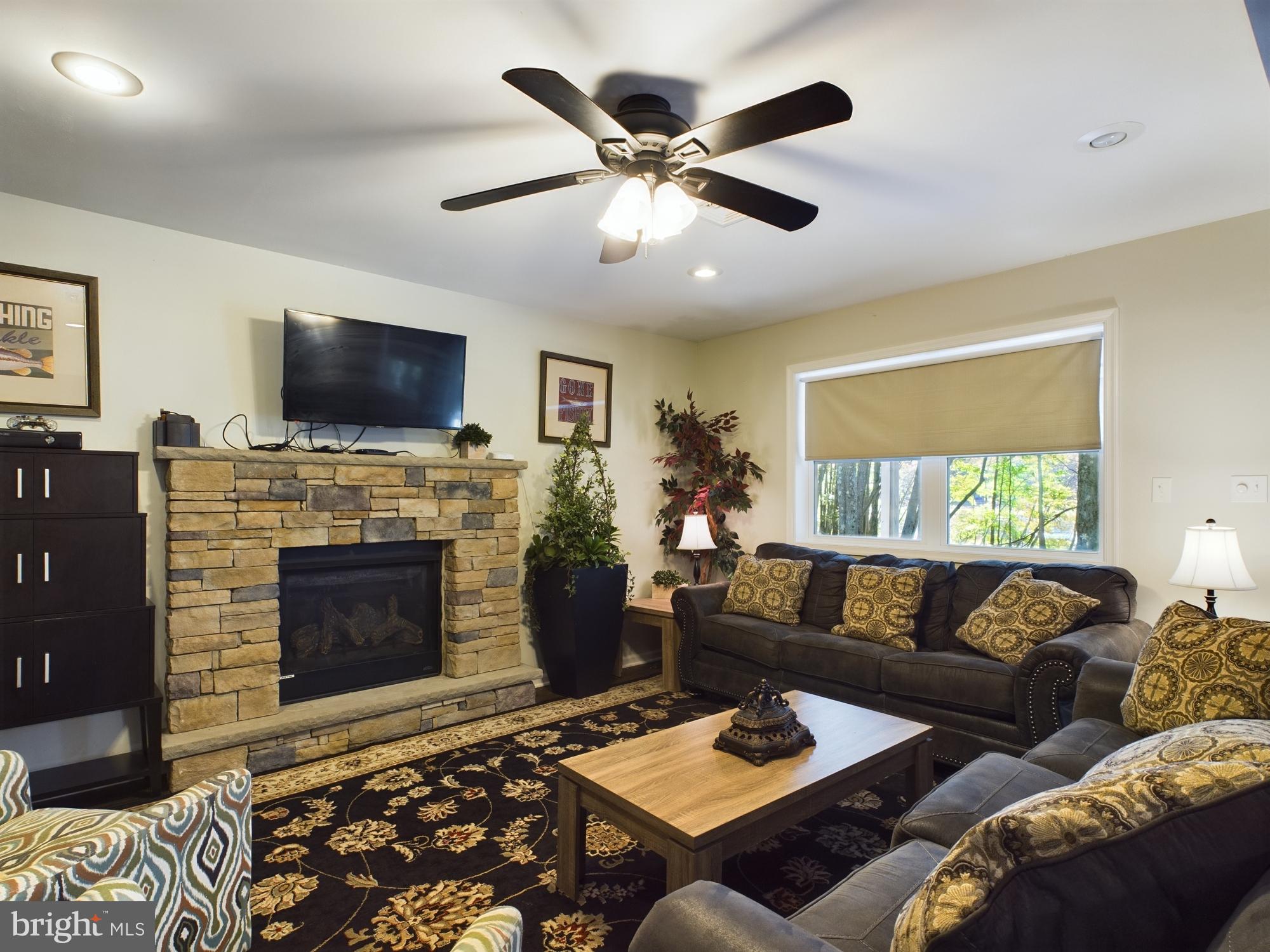 ARROWHEAD  LAKES - Residential