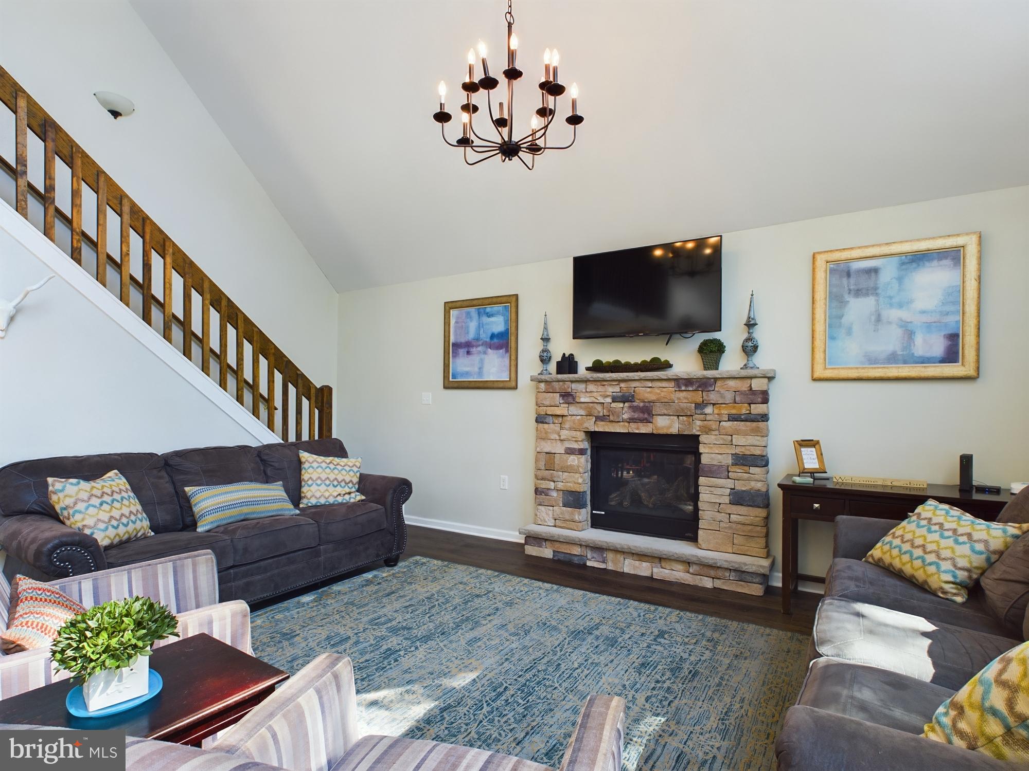 ARROWHEAD  LAKES - Residential