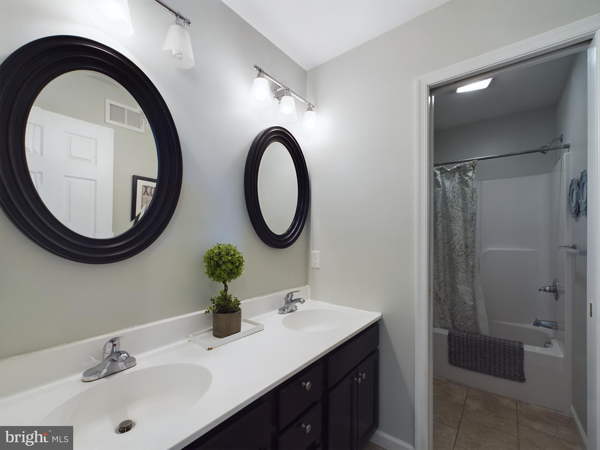 ARROWHEAD  LAKES - Residential