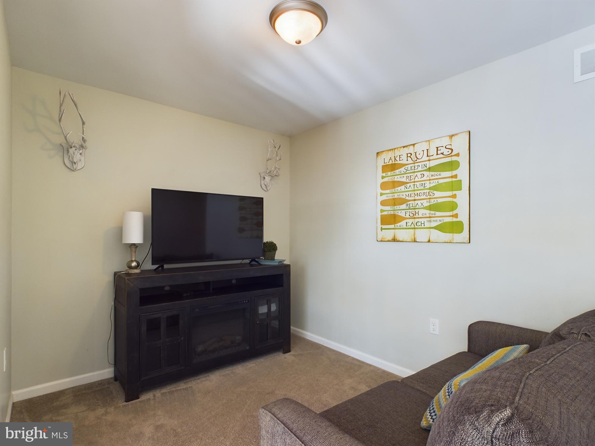 ARROWHEAD  LAKES - Residential