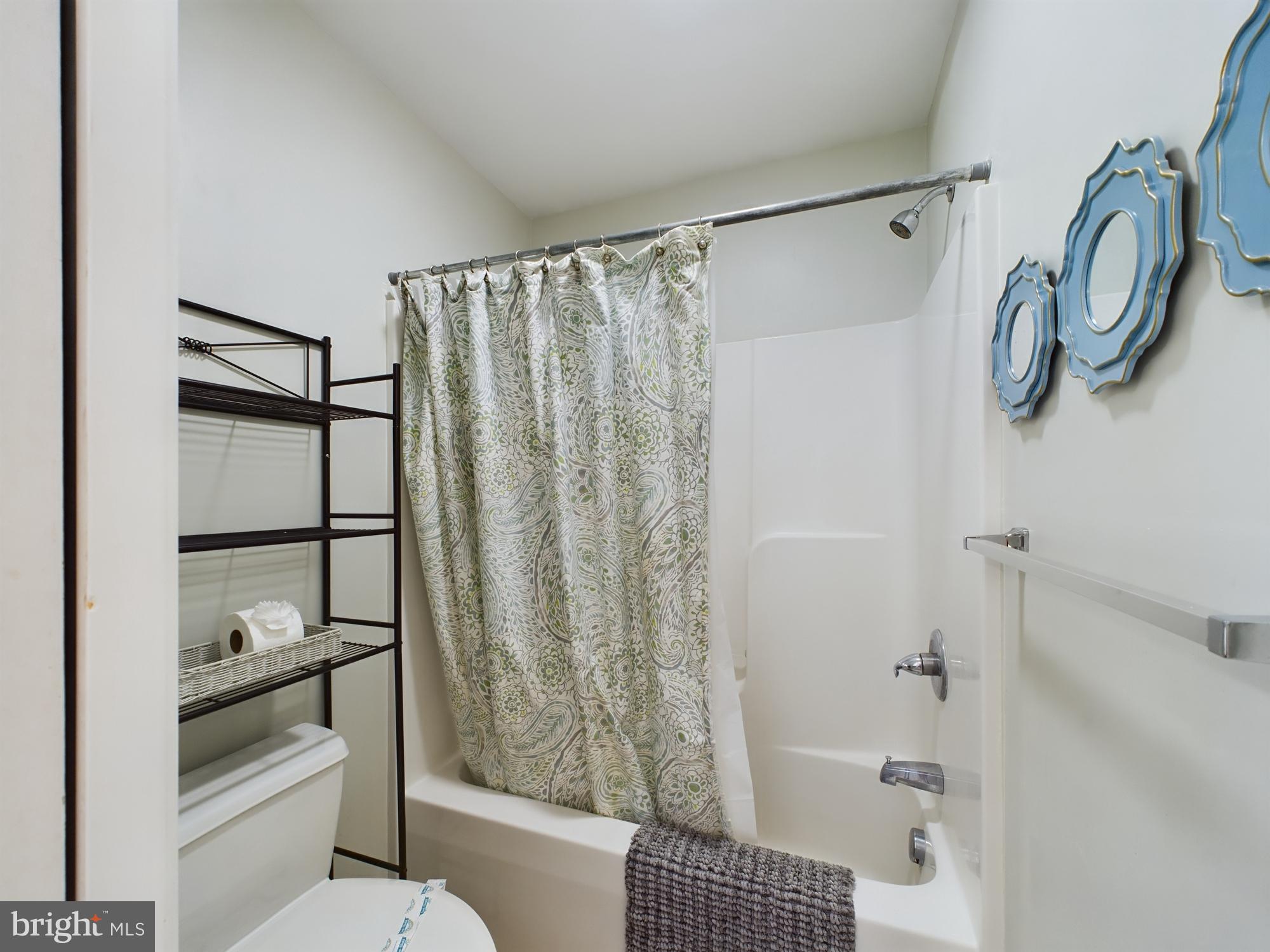 ARROWHEAD  LAKES - Residential