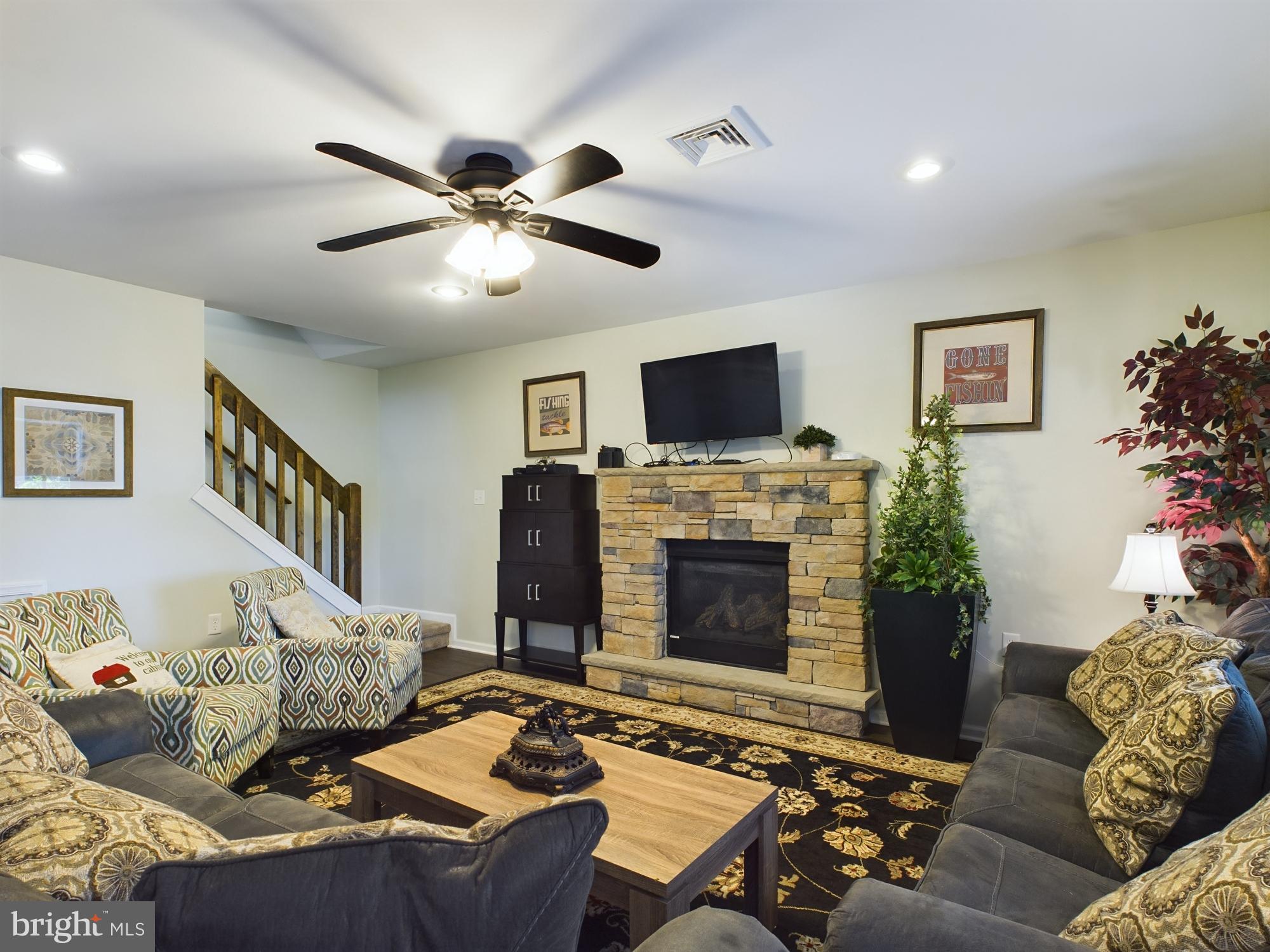 ARROWHEAD  LAKES - Residential