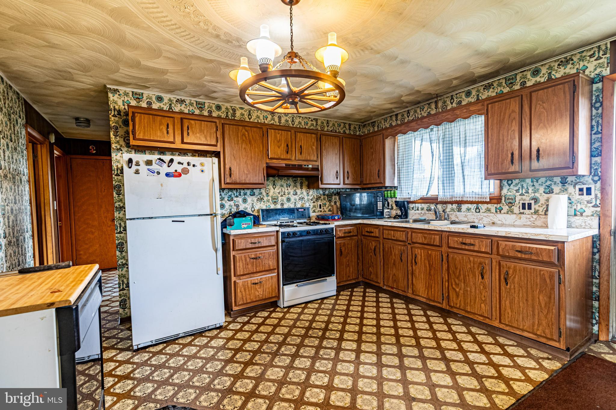 6832 LINCOLN HIGHWAY