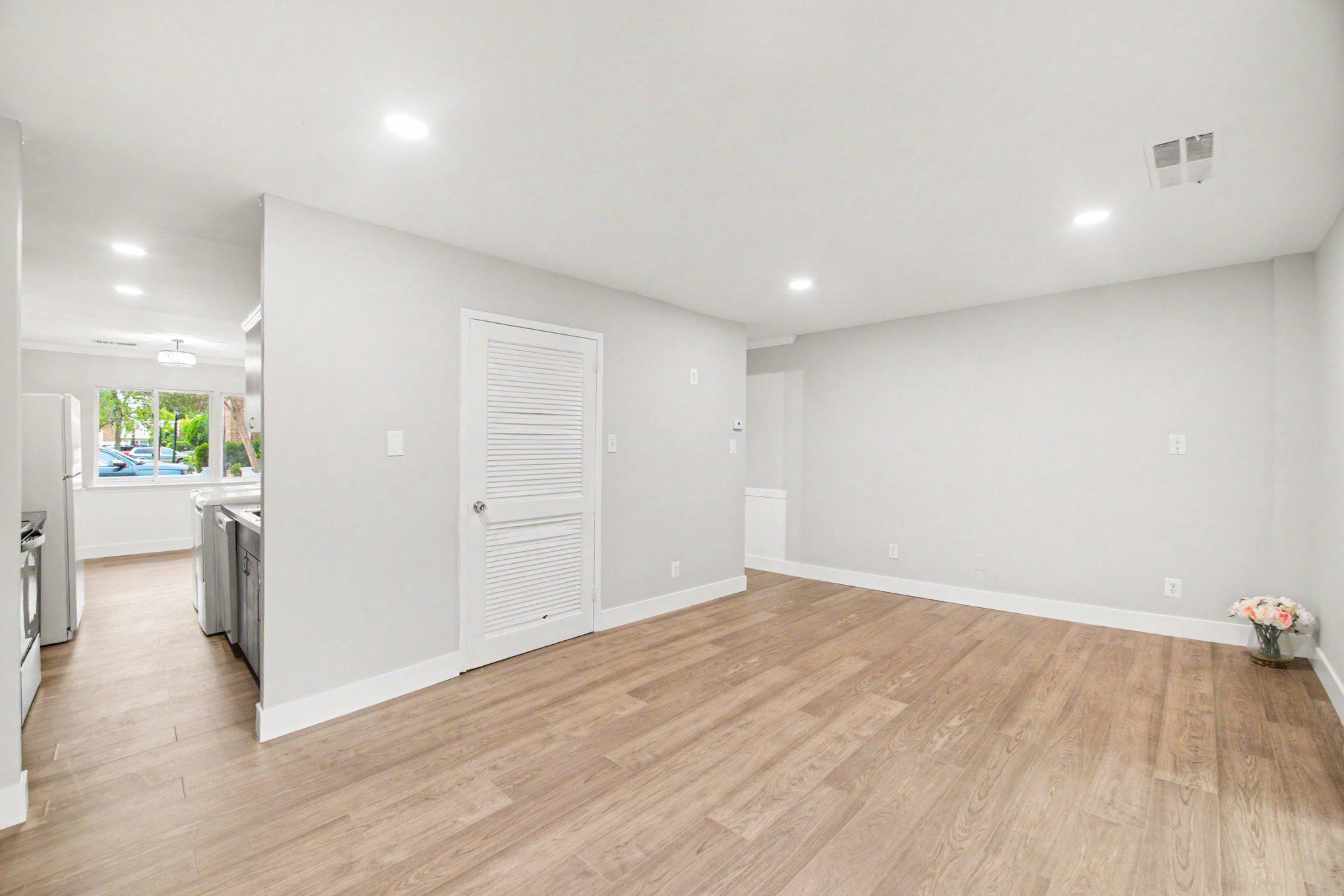 DULLES PARK TOWNHOUSES - Residential