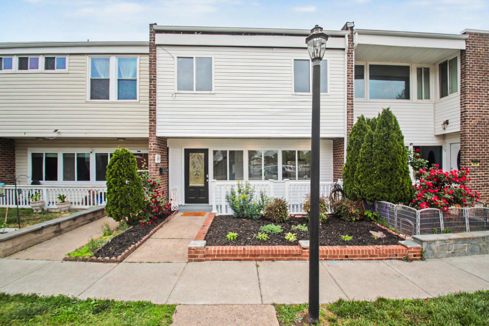 DULLES PARK TOWNHOUSES - Residential