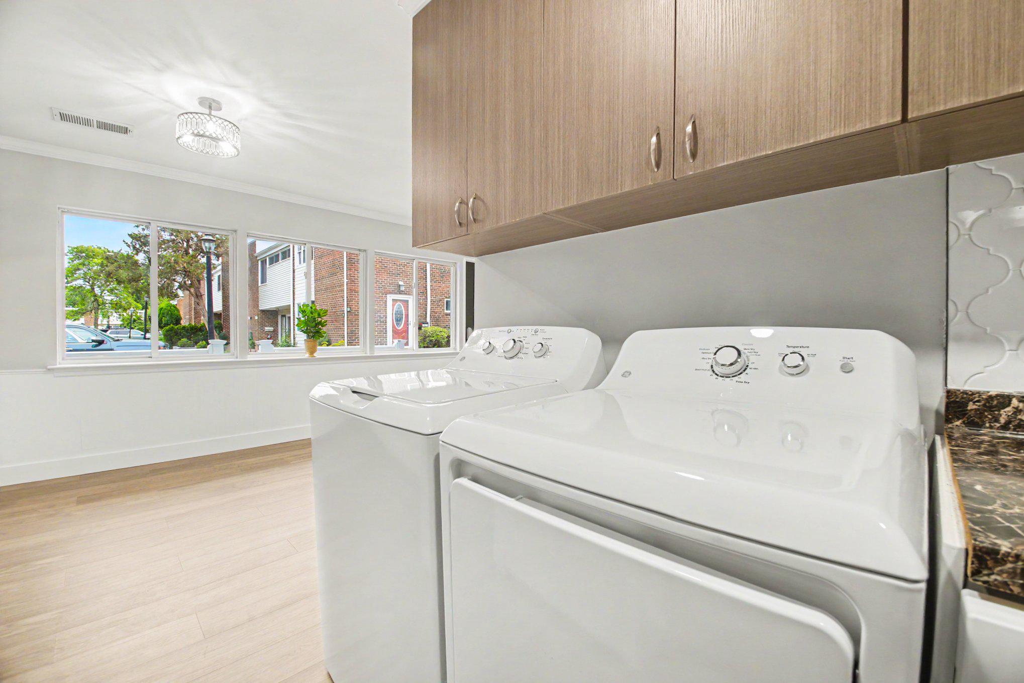 DULLES PARK TOWNHOUSES - Residential