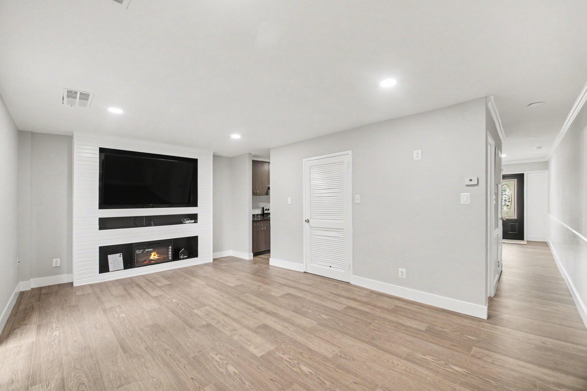 DULLES PARK TOWNHOUSES - Residential