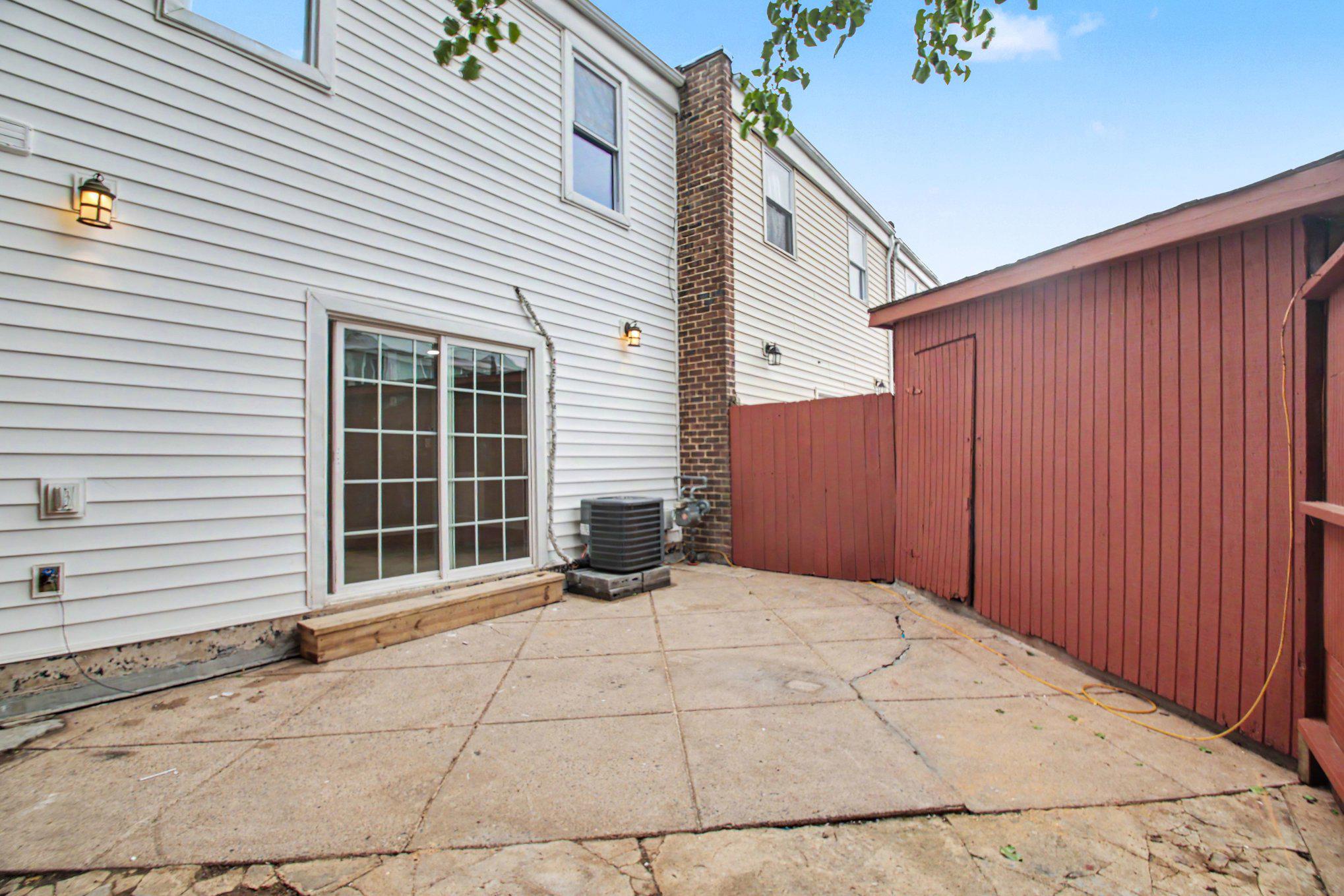 DULLES PARK TOWNHOUSES - Residential
