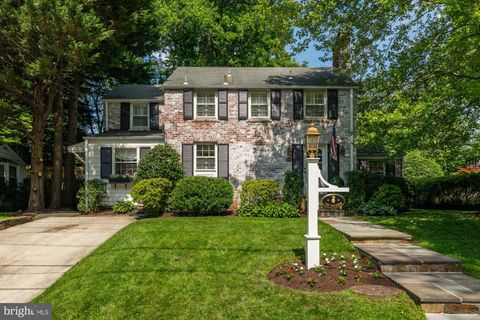 Photo of 5905 Gloster Rd, BETHESDA, MD 20816 (MLS # MDMC2185066)