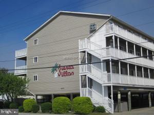 Well kept condo in a mid-town location. Watch the Fireworks at Seacerts all summer long! Get a bite to eat from Mackys or Fagers Island. Only Two blocks from the beach.