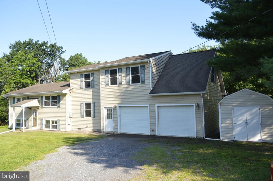 LARGE FIVE BEDROOM HOME WITH MANY JUST COMPLETED REPAIRS SUCH AS NEW CARPETS AND 2568 sf TOTAL FINISHED LIVING AREA. LUX VINYL FLOORS, SOME NEW BATHROOM FIXTURES, NEW 200 AMP ELECTRIC, SERVICE FROM THE OUTSIDE IN  AND NEW WATER HEATER.  THIS HOME IS JUST WAITING FOR THE NEW OWNERS FINAL TOUCHES.  FOR THE FIRST 30 DAYS ON THE MARKET THE SELLER WILL ONLY LOOK AT BUYER OCCUPIED OFFERS. FMFL EXPIRES 7/21/2025.