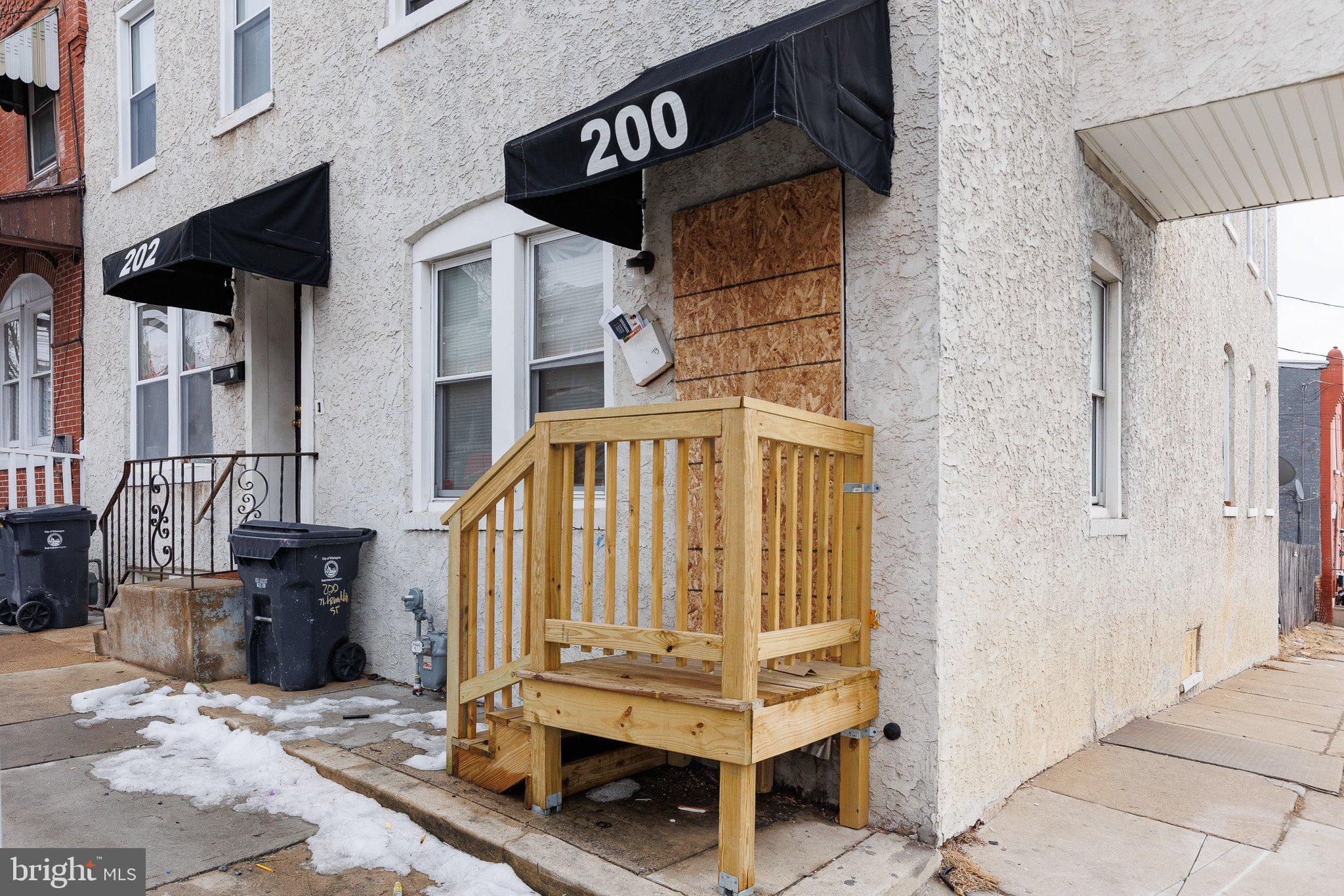 200 N FRANKLIN STREET