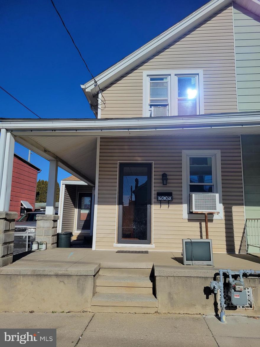 Little or nothing to do on the exterior of this home.  Cosmetic work needed on the interior but oh what a house it could be.
Washer/dryer hook up in dinning area but if u finish off the back porch you have another laundry rm and rm for a 1/2 bath. Lots of possibilities in this home.  Gas heat and hot water.  Priced to sell in "AS IS CONDITION ".
CASH/CONVENTIONAL/ QUICK SETTLEMENT. Cute back yard with nice shed and fixens for a little fish pond.
All offers to be in by Feb 1st at 3pm