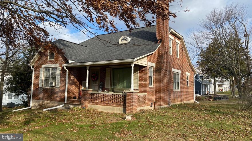 Calling all investors.......2 unit cape cod. New Architectural Roof with 6" gutters and downspouts.
Main level has 2 bedrooms, 1 full bath, Livingroom, dining room and separate kitchen. Established tenant who would like to stay.
Upper level unit has 1 bedroom, 1 full bath, living room and separate kitchen, separate entry. Tenant of 3+ years and would like to stay.
Detached garage with electric.
Photos in the listing are from 02/2022, simply provided to give you a layout of each unit.