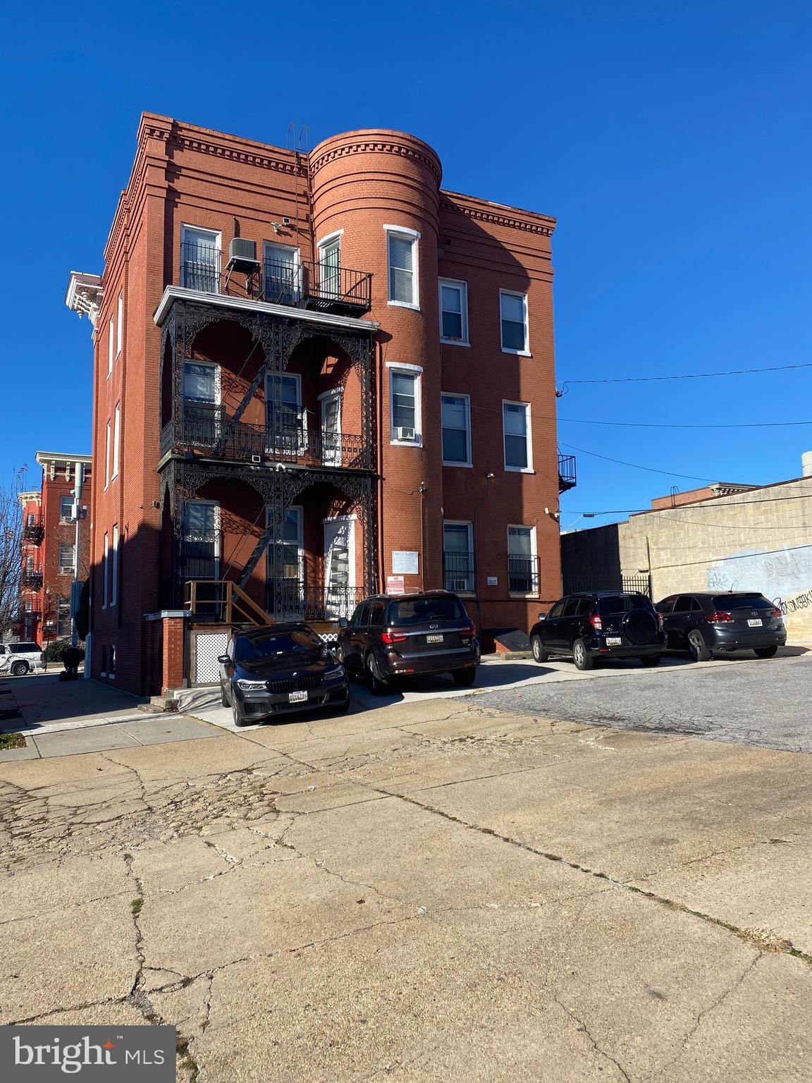 Main image without alt text