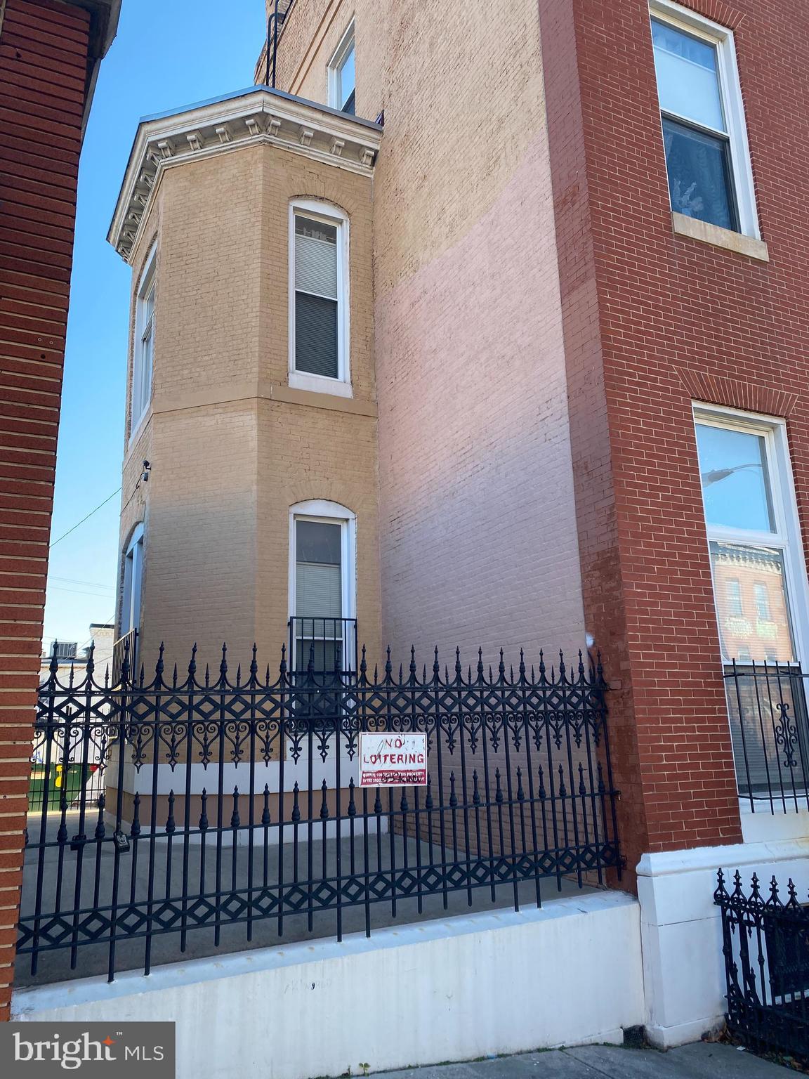 Main image without alt text