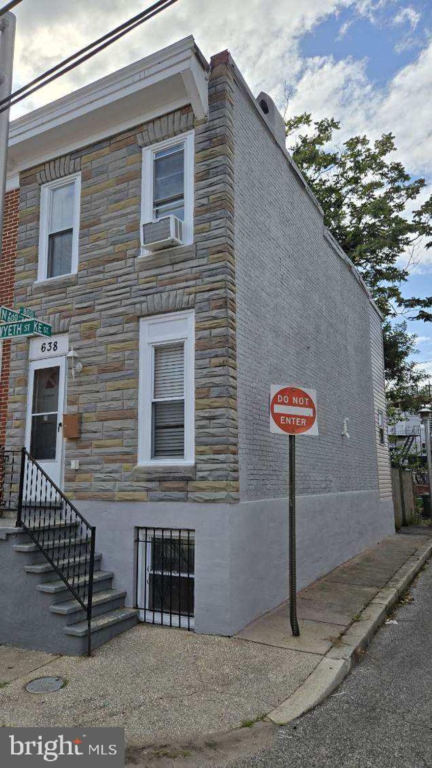 End-unit rowhouse located in the community of Washington Village/ Pigtown shows very well with updated kitchen and hardwood  floors.  Lower level great option for Master Suite with full bath.