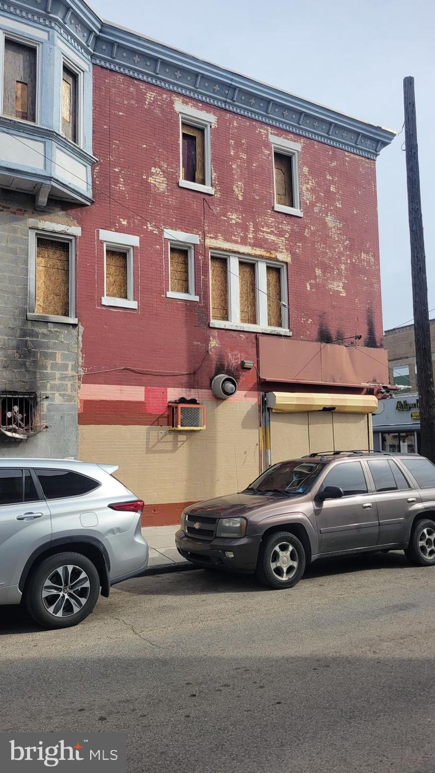 Great location!!!  Near Temple hospital and broad St.   The corner building with 3story.  Great investment for 1st fl can be office, grocery, restaurant and more, and 2nd and 3rd fl apartments.    Building is current vacant due to fire.  Previously, 1st fl was breakfast store and 2nd and 3rd fl was vacant.  NO ELECTRICITY IN THE BUILDNG.  This  property is AS IS SALE PROPERTY!