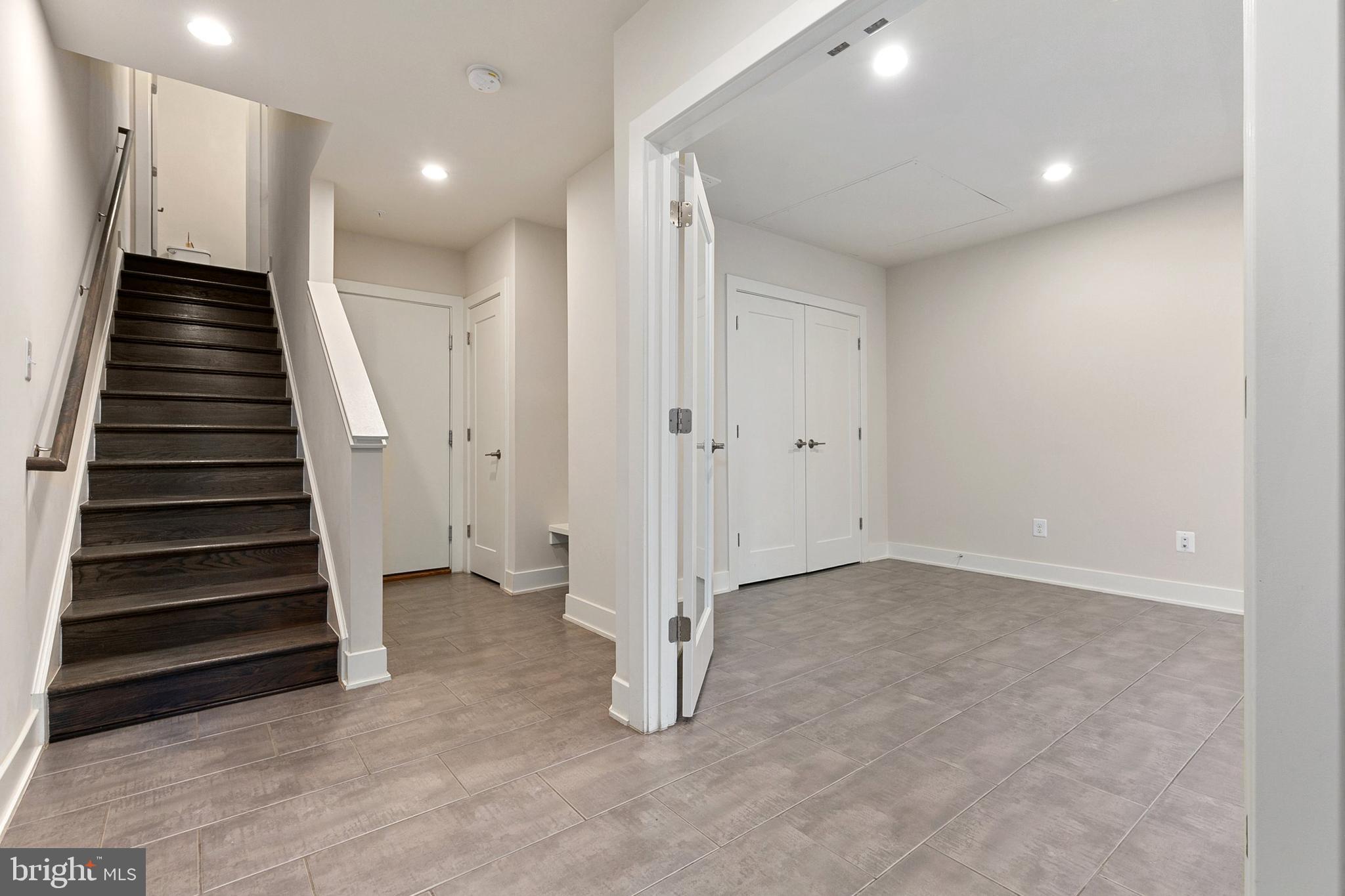 ROCKVILLE OUTSIDE - Residential