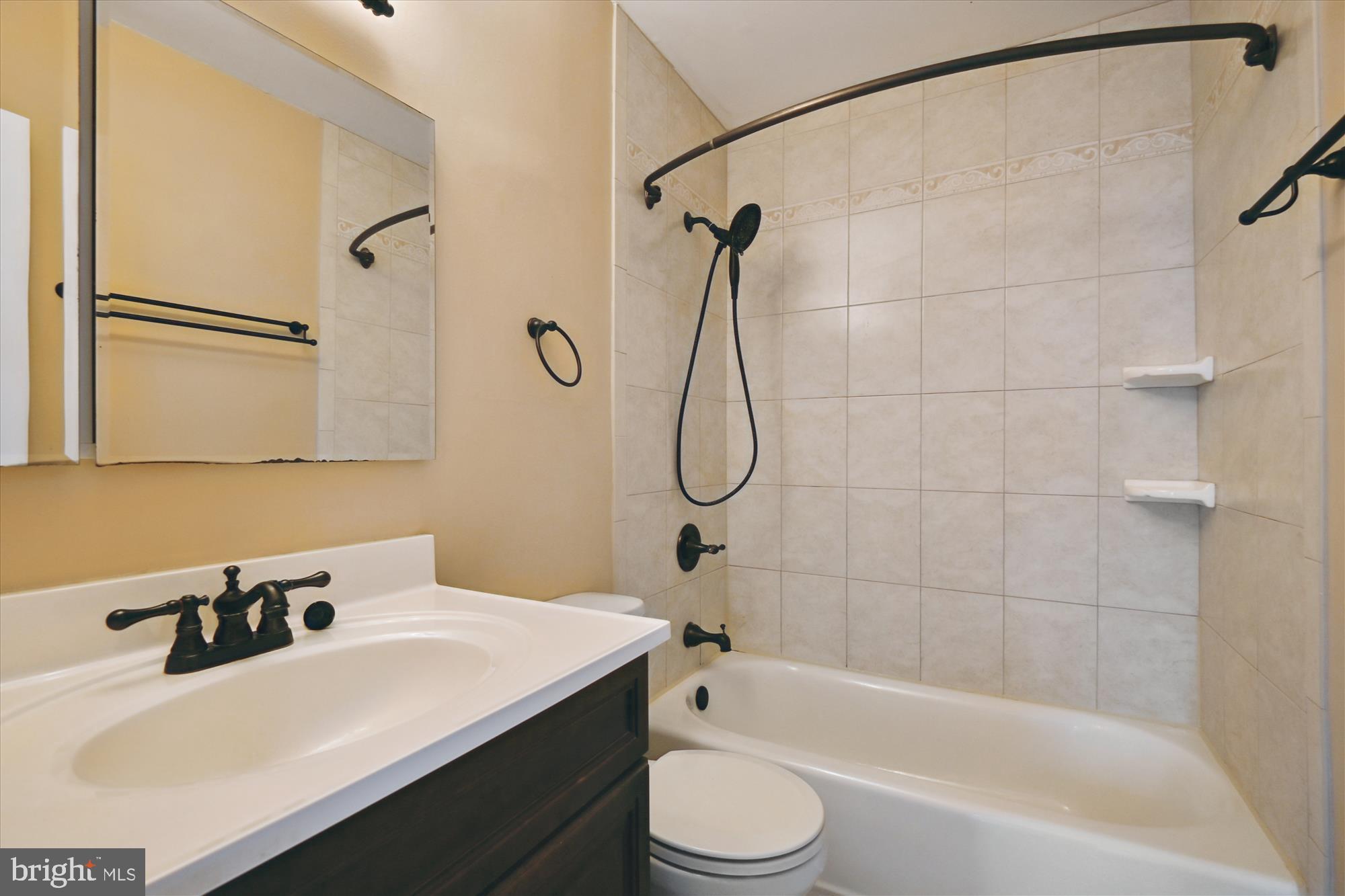 BAY HILLS - COLONIAL RIDGE - Residential