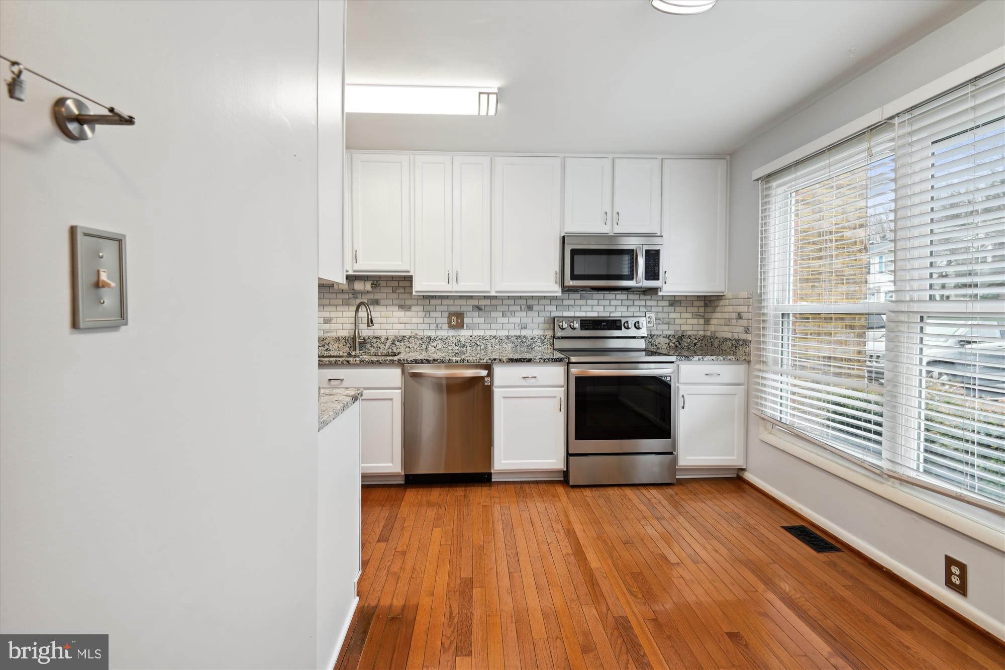 BAY HILLS - COLONIAL RIDGE - Residential