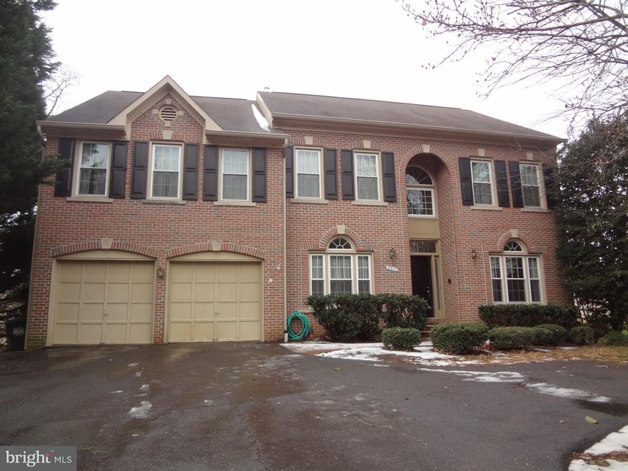 VACANT NOW. ..LOCATION, LOCATION: BEAUTIFUL AND LARGE 3 FINISHED LEVEL, PRIVATE & PEACEFUL, WOODED SURROUNDING. LARGE FAM. ROOM WITH CATEDRAL CEILING, LARGE MASTER BEDROOM.W/ SITTING RM. AND WALKING CLOSET, FULLY FINISHED BASEMENT WITH BEDROOM, FULL BATH, BAR FOR ENTERTAIMENT AND  WALK OUT LEVEL, NICE STONE PATIO AND DECK FOR ENTERTAIMENT.