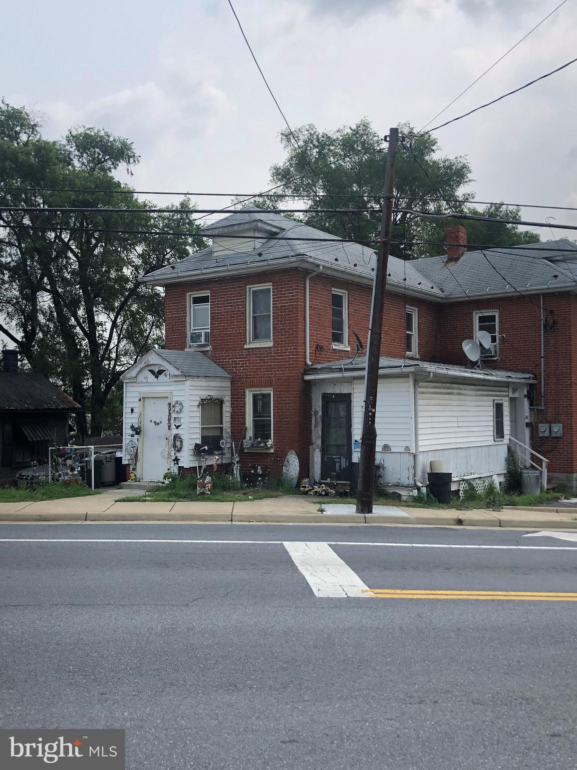 Main image without alt text