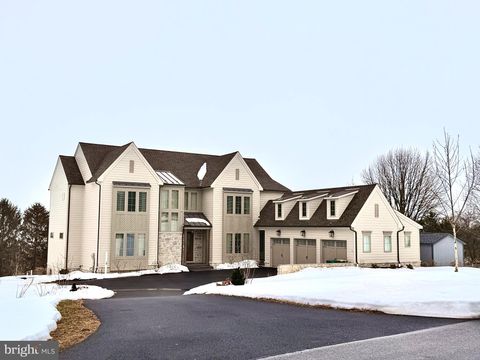 1 STRAWBERRY LANE LITITZ PA 17543