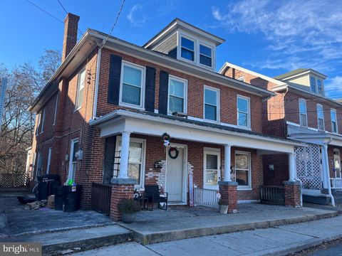 Photo of 40 N Poplar Street, Elizabethtown, PA 17022 (MLS # PALA2044782)