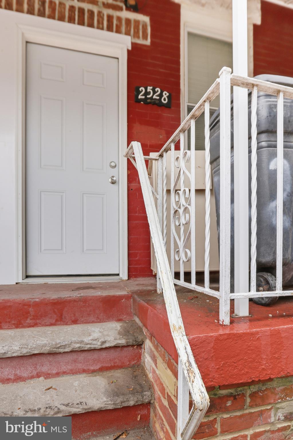 2528 W SERGEANT STREET