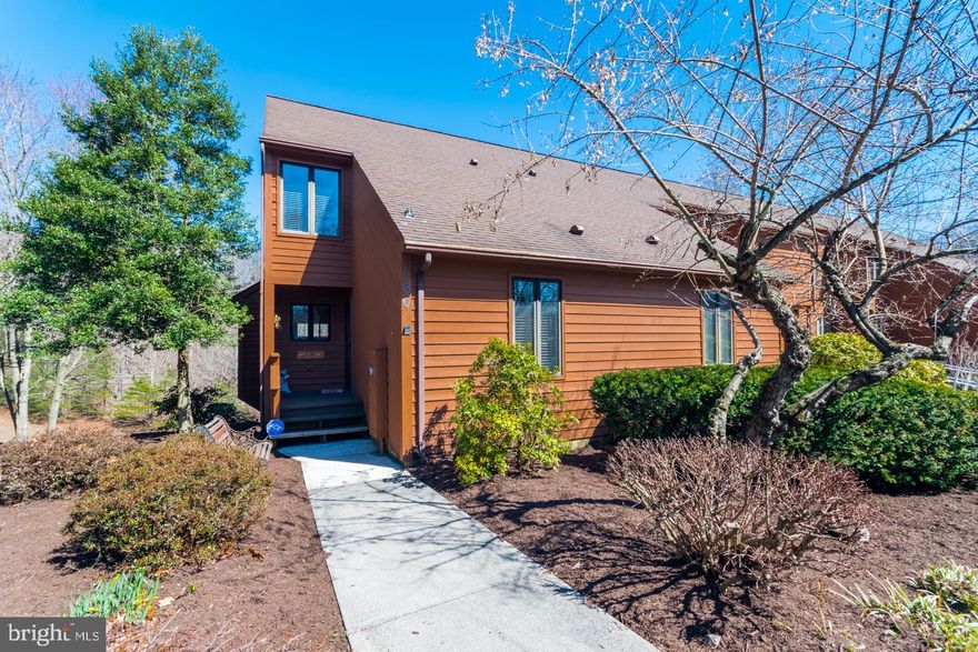 End Unit Town located on the 17th Fairway of Stony Lick Golf Course,W/in Walking distance to The Clubhouse Grille and Pro Shop. Enjoy the views off 2 open decks(LR and BR) Home Features Main Lvl BR,Gas FP,Owner's bath with jetted tub & skylight. Resort living at its best!