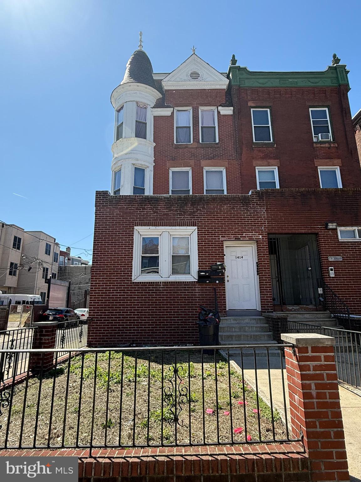 Main image without alt text