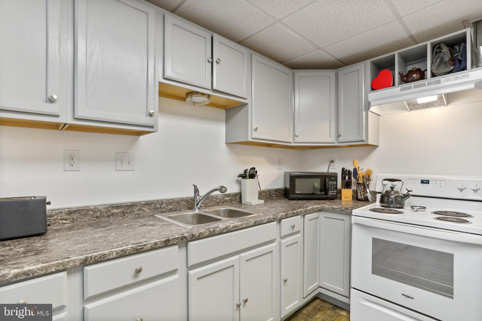 WALKER MANOR - Residential